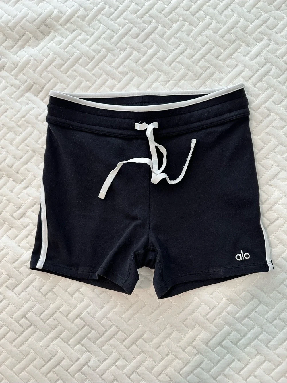 ALO Yoga Heart Throb 4” biker shorts